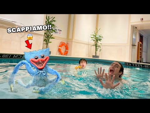 RIMANIAMO BLOCCATI IN PISCINA CON HUGGY WUGGY! AIUTO!! *vuole prenderci*