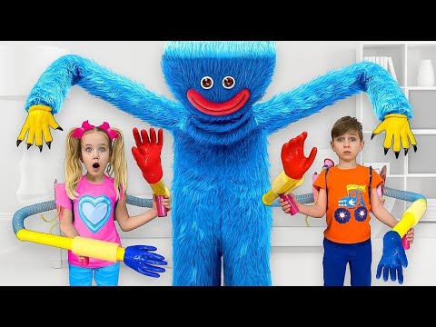 Slava y Yarik juegan con huggy wuggy en el parque de atracciones trampolín