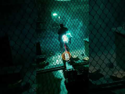 Half Life Alyx VR напал электро зомби.
