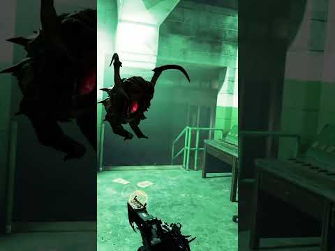 Half-Life: Alyx VR Отбивался телефоном от хедкраба.